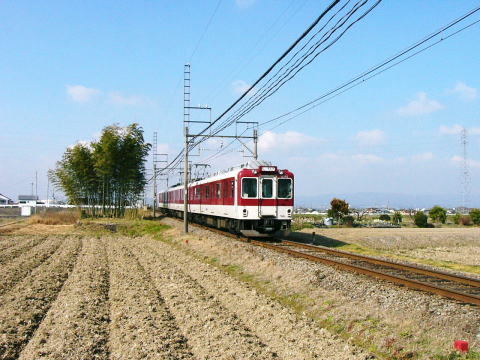 広々とした田園を走ってくる電車